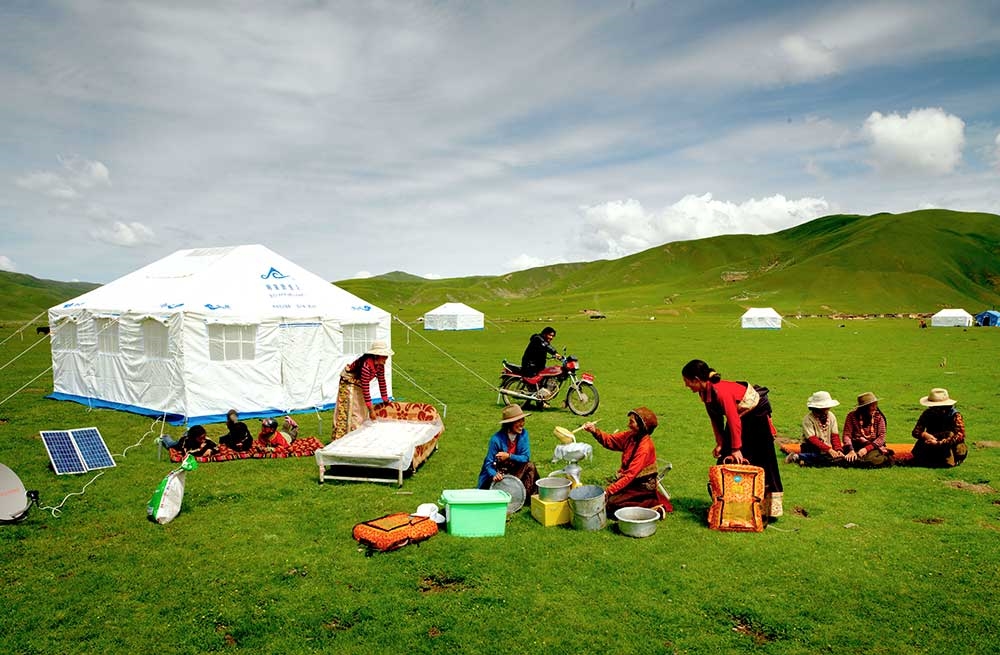 甘孜县达通玛片区卡龙乡卡龙村牧民群众使用新型的帐篷和牧业生产生活