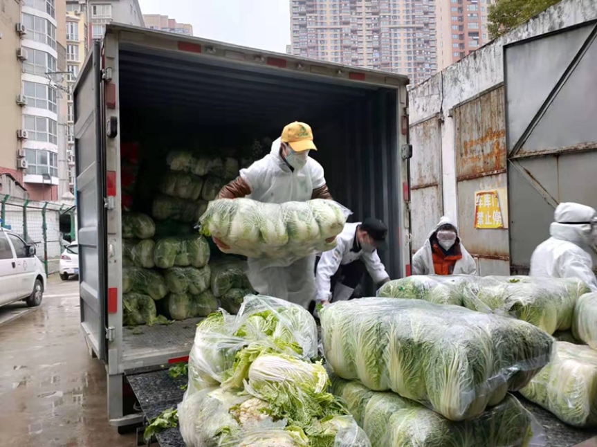 2月2日下午,武汉优抚医院正在将拼多多供应的新鲜蔬菜存入库房.