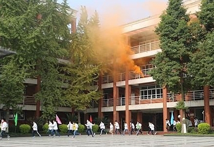 眉山中学举行消防安全应急疏散演练