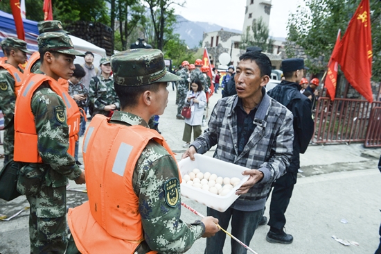暖心 茂县村民无偿为灾区送饭