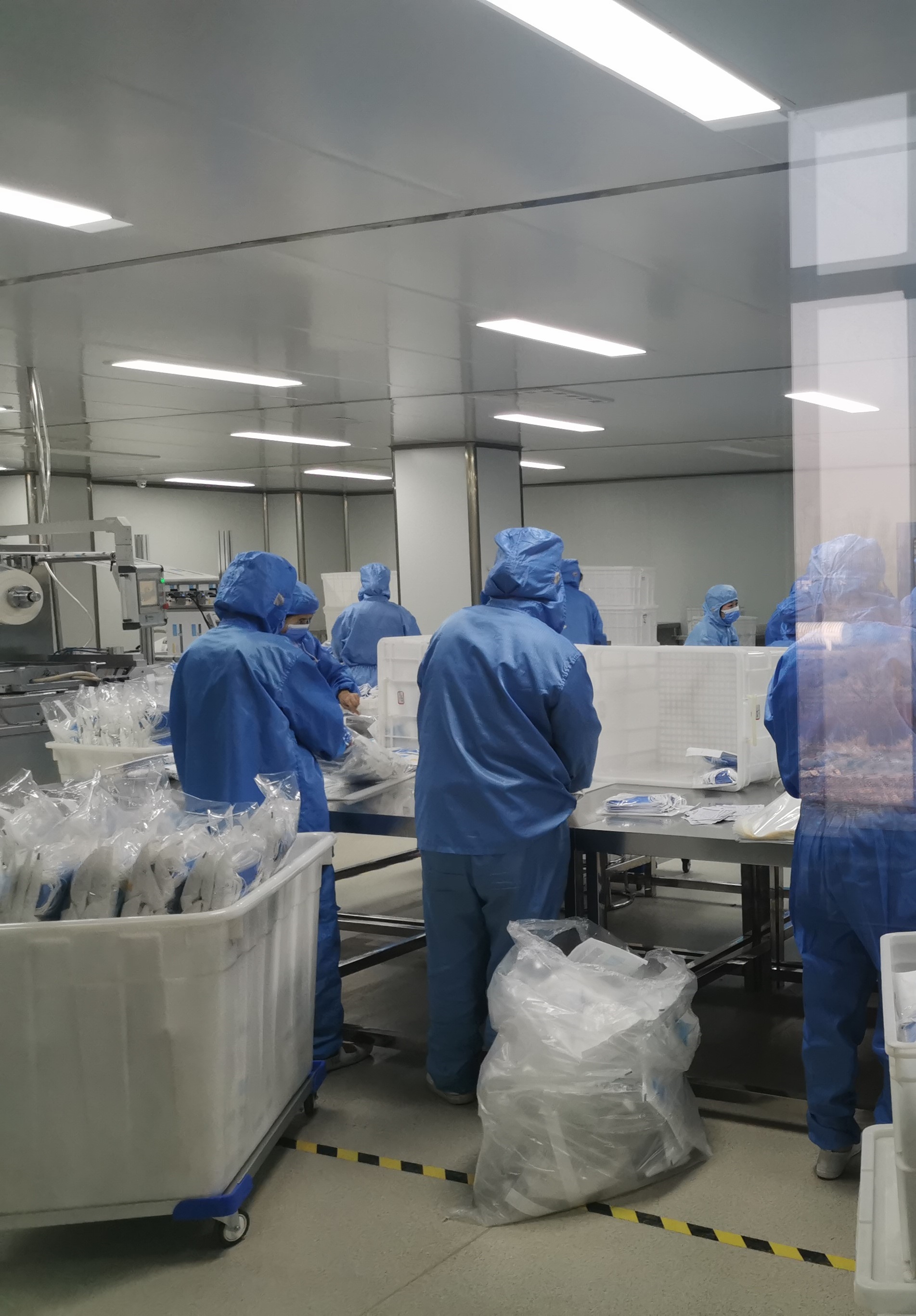 1月31日,拼多多捐赠的100万只医用外科口罩正在不断加班加点生产和