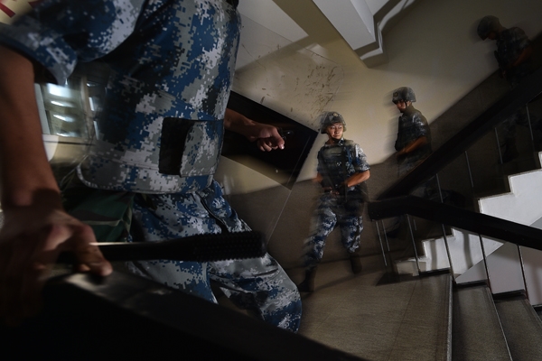 上午9时,一阵急促的紧急集合哨声响起,警卫连应急分队全副武装紧急
