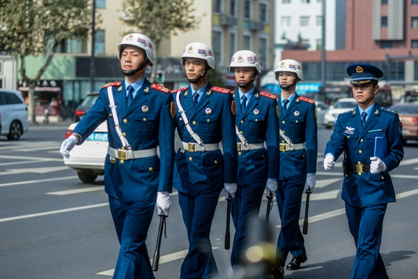 警卫连纠察分队在营区外巡逻,检查人员军容风纪,军车运行秩序.