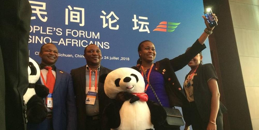 第五届中非民间论坛：和“熊猫”合影