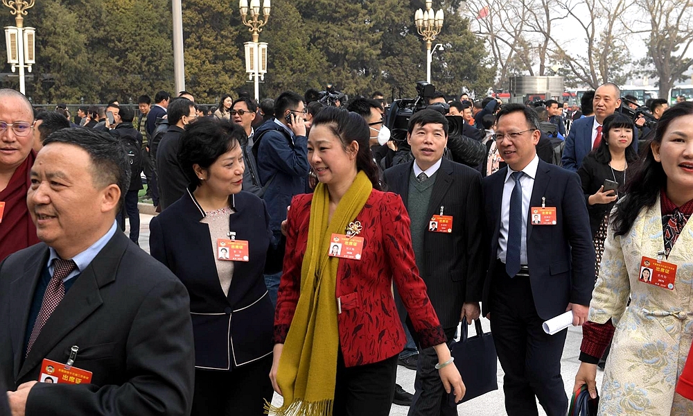 全国政协十三届二次会议开幕在即 委员走向会场